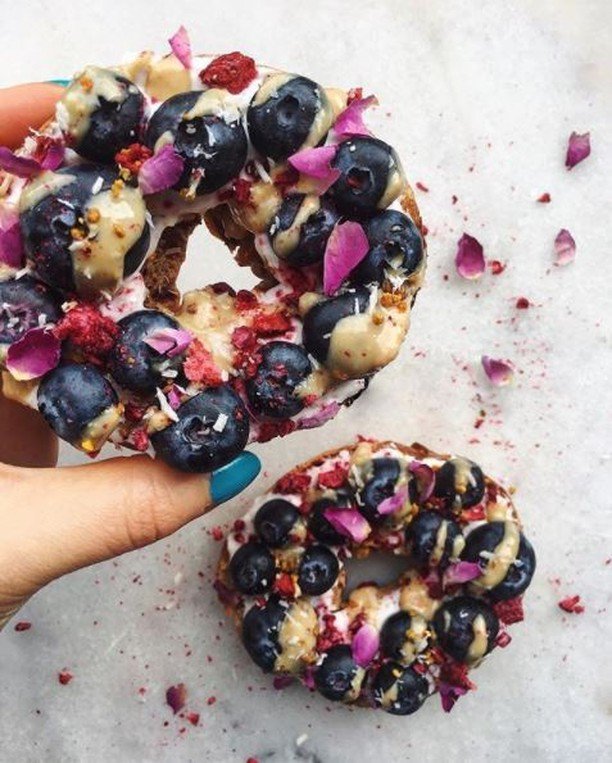 These cinnamon raisin bagels by @thathealthjunkie  are almost too pretty to eat! Almost. ift.tt/2DPaVV9