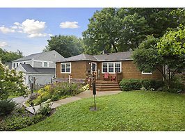 lpgroll's tweet image. Have you dreamed of being in Wayzata, within walking distance to McCormicks and Bellecour?🍮🍻 Come visit me this Sunday from 1:00-3:00 and make it happen🏡 HUGE price reduction! You can live in Old Town Wayzata for $435K❤️ l.hms.pt/69/1/4868031/2…