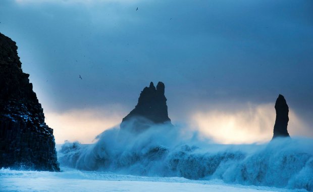 Reynisfjara black sand beach is one of the "World's 50 Best Beaches": The only Sub Arctic beach on the list, only beach on list where nobody would go sunbathing! #Reynisfjara #BlackSand #Beach #Iceland
icelandmag.is/article/reynis…