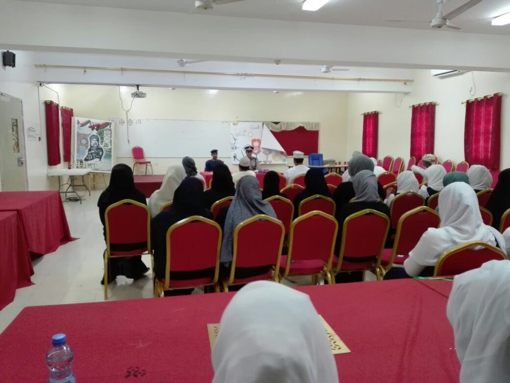 نفذت المدرسة محاضره بعنوان كيف اتجنب حريق السيارات نفذها الدفاع المدني بمحافظة الداخلية يوم الاثنين الموافق ١٩/٣/٢٠١٨ تحدث فيها عن طرق وأساليب لتجنب حدوث حريق لسياره وكيفية معالجة الأمر ان حدث .استهدفت المحاضره المعلمات وسائقي الحافلات المدرسية  #المدرسة_النموذجية_المرورية