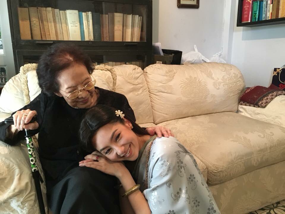 MaysaMei's tweet photo. นั่งอ่านเกี่ยวกับ #บุพเพสันนิวาส ไปเรื่อยๆ แล้วก็เจออันนี้ น่ารักมากเลยยย ลูกสาวของคุณยายเป็นคนเล่าเอาไว้ตั้งแต่ละครยังไม่ฉาย เรื่องนี้เป็น1ใน3เรื่องสุดท้ายที่คุณยายรับเล่นก่อนจะอำลาวงการอีกด้วย💕 https://t.co/bB85MLKY8A