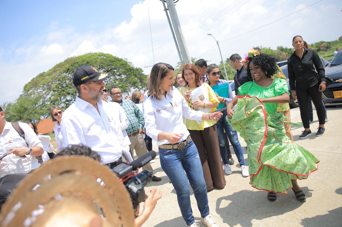 YanethGiha's tweet image. Hace un año y cuatro meses visitamos las obras del megacolegio Llano Verde en Cali. Fue la primera piedra que puse como Ministra de Educación y hoy me emociona regresar y ver que aquí más de 1.300 estudiantes ya están materializando sus sueños. #EducaciónParaElProgreso