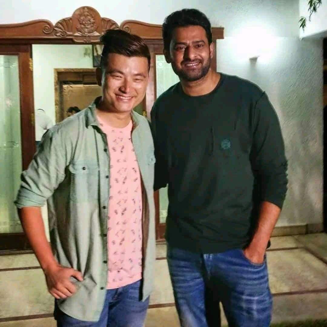Thyview's tweet photo. Rebel star #Prabhas 👌🏻👌🏻👌🏻 

#Saaho @sujeethsign https://t.co/JvXo7KkhVB
