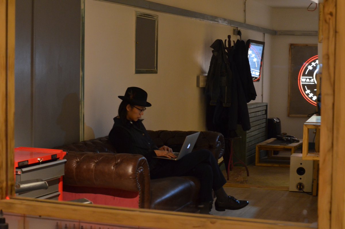 NeonWolfStudio's tweet image. Behind the scenes studio life with our guest artist Kin, all the way from Taiwan #nottingham #tattoos #tattoostudio #nottinghamindependents #wolfwatch #guestartists #internationalartists