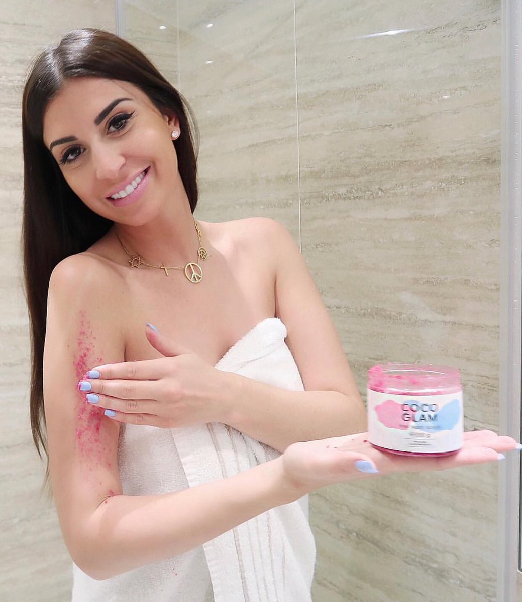 Shaunaevents's tweet image. Un peu de temps pour @Martika11 aujourd'hui avec le #cocoglam de chez @hellobody_fr : un gommage super glamour et cruelty free comme tous leurs produits 🌿 Pour honorer leurs clients, #hellobody offre -15% sur tout leur site hellobody.fr avec le code promo 💋MARTIKA💋