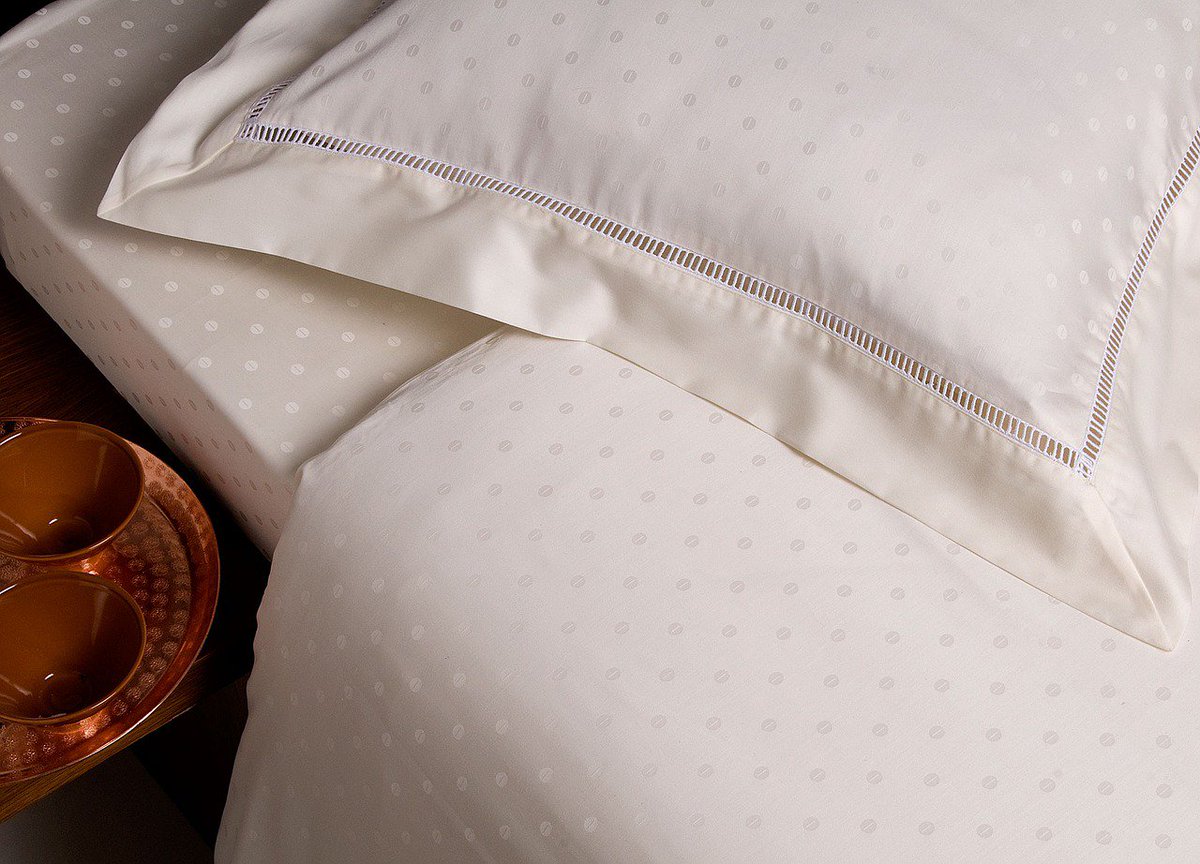 velvethut_com's tweet photo. Hoy os dejamos unos trucos para hacer la cama como un profesional -> https://t.co/I1jQanAOCJ #BlogVelvethut #Trucoslimpieza https://t.co/IqJBAcwtbG