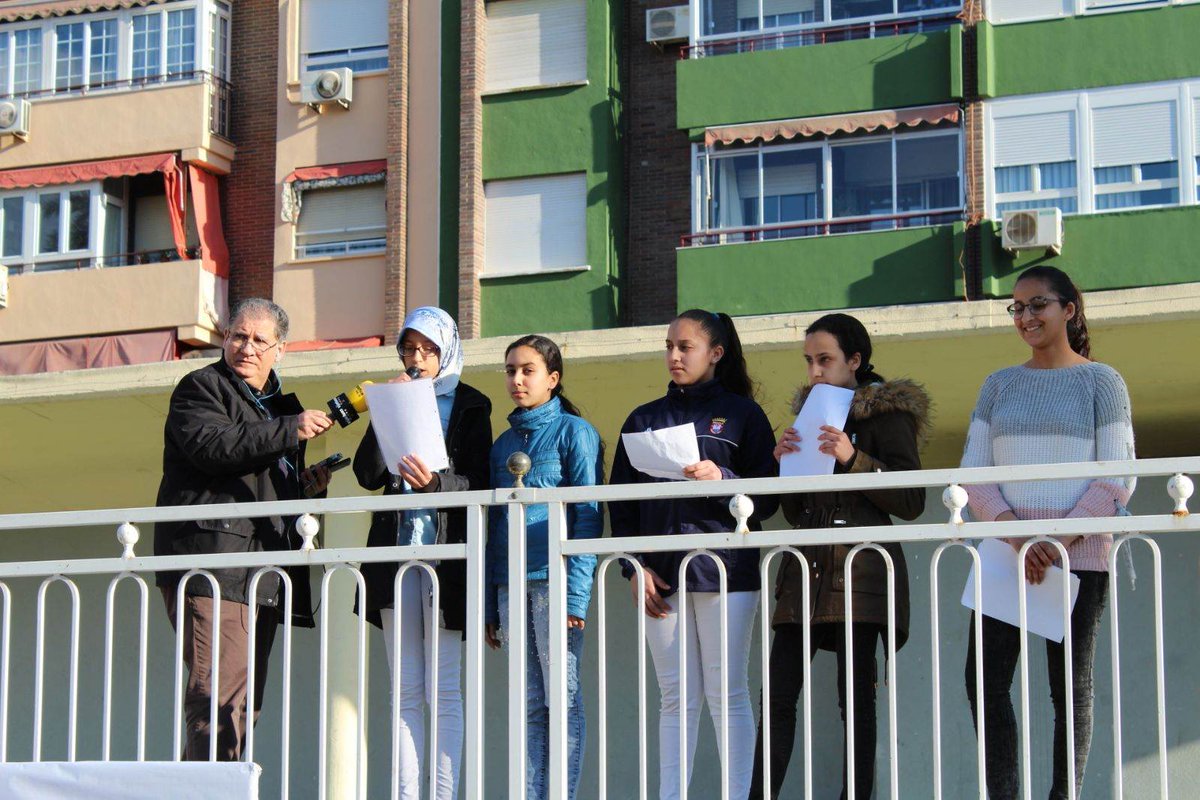FundacionCepaim's tweet photo. En Molina del Segura (Murcia) decimos #NoalaDiscriminación. En unos minutos @AP_Murcia pintará una pared de la Plaza del Ayuntamiento con la frase ” Si juzgas mi camino, te presto mis zapatos“. Todavía puedes dejar tu frase! Acompáñanos! #21deMarzoNotecalles https://t.co/Hj7KmJjqaE