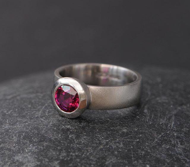 williamwhiteart's tweet photo. And a close up! Synthetic ruby and platinum!
#platinumring #ruby #rubyring #syntheticruby #williamwhitejewelry https://t.co/BoxQUyMowd https://t.co/TAzU0tZA47