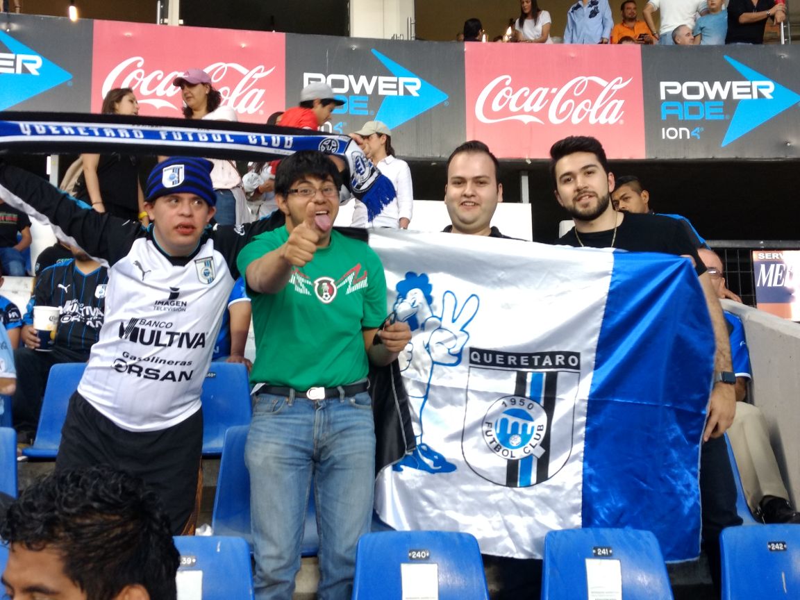 Club_Queretaro's tweet photo. No existen las barreras. ¡Todos sentimos el mismo amor por el futbol! 🐔 💙

😀Daniel de Jesus Mejía y Rosario León son Gallos de corazón. 💪🏼

#DíaMundialDelSíndromeDeDown https://t.co/d2Iwio73af