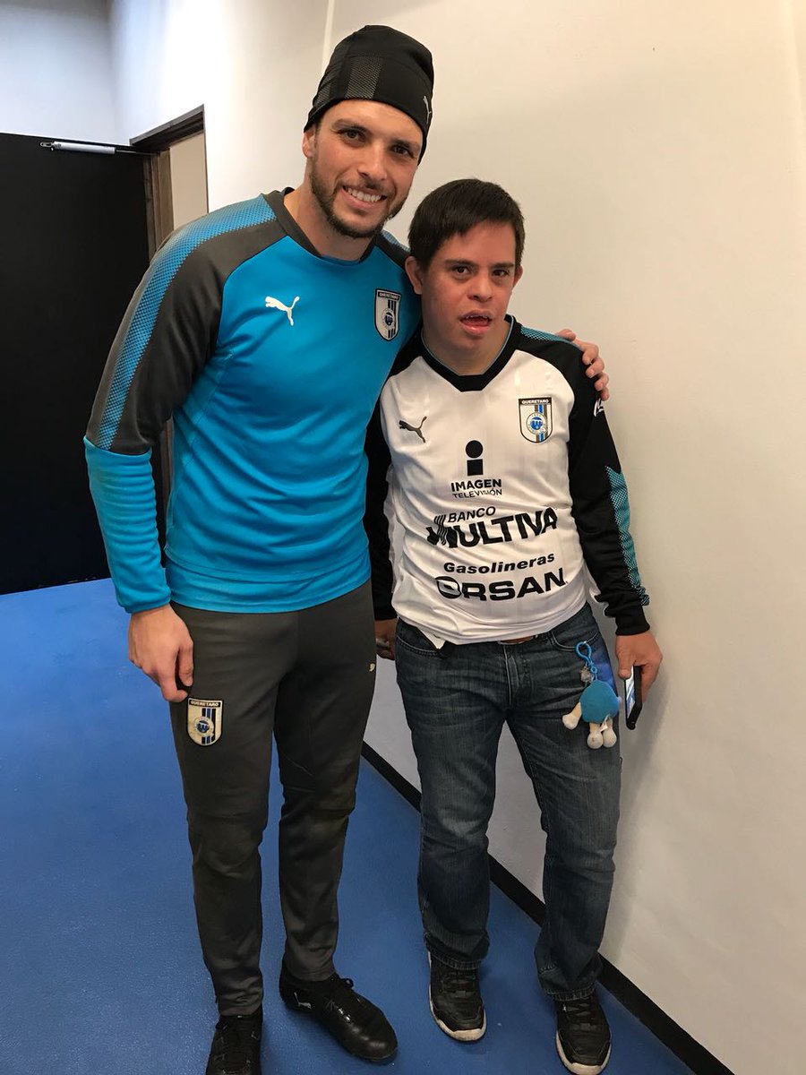 Club_Queretaro's tweet photo. No existen las barreras. ¡Todos sentimos el mismo amor por el futbol! 🐔 💙

😀Daniel de Jesus Mejía y Rosario León son Gallos de corazón. 💪🏼

#DíaMundialDelSíndromeDeDown https://t.co/d2Iwio73af