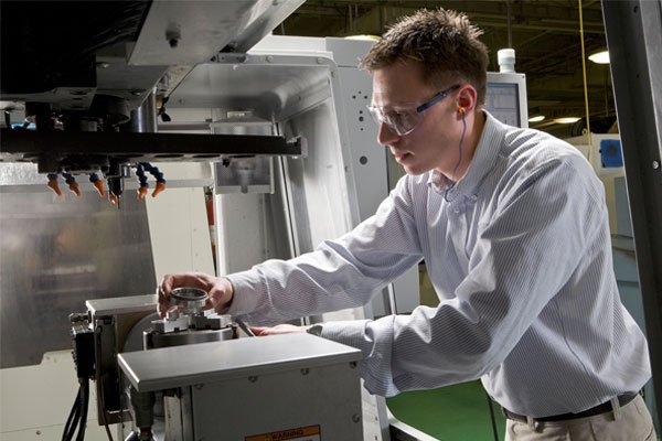 NHEconomy's tweet photo. With nearly 70 open #jobs in Laconia and Peterborough, New Hampshire Ball Bearings is one of many #NH companies seeking to educate people that New Hampshire offers good-paying #manufacturing and high-tech jobs https://t.co/HlH78yi6yX #NHWorkforce https://t.co/zY0Q1iKNMl