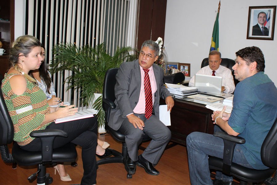 _rosembergpinto's tweet photo. #CAMACAN O superintendente da Fundação Hospitalar da Mata Atlântica, Almir Gonçalves, se reuniu com o secretário Fábio Villas-Boas para discutir a ampliação das vagas de cirurgias eletivas e melhoria do atendimento do Hospital Osvaldo Valverde. https://t.co/Hr8Fg1Ghae