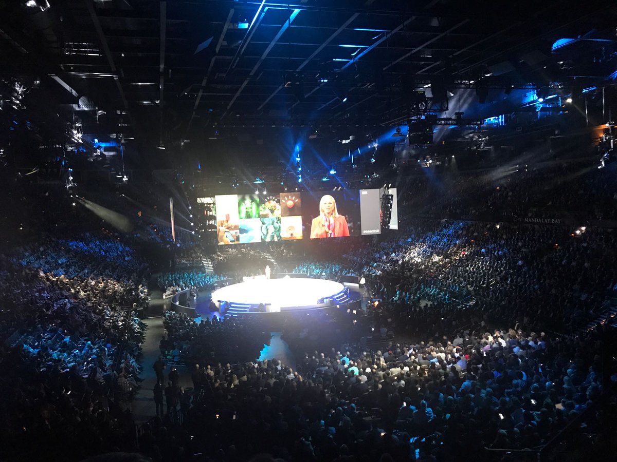 TeclaGroup's tweet image. «Siamo nell’era dell’ “#exponentialLearning” grazie alla combinazione di dati e all&apos; #IntelligenzaArtificiale» il messaggio di apertura di @GinniRometty , CEO di #IBM, dal palco di  #Think2018   a Las Vegas.