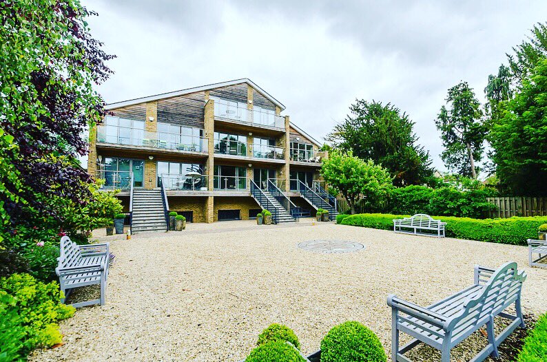HamptonsIntTedd's tweet photo. Take a look at this stunning riverside apartment situated in a private gated development in Hampton Court! 

For more information give us a call on 0208 977 1226. 

#stunning #riverside #apartment #london #thames #river #hamptoncourt #luxury https://t.co/dBWo9S09c5
