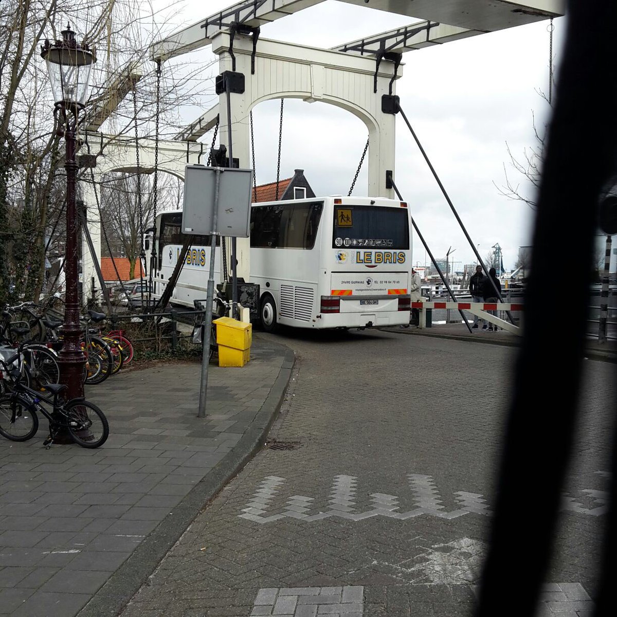 nettiemidd's tweet photo. 2 bussen door de smalle grote Bickersstraat over 't 'kippebruggetje' naar Realeneiland, nadat bus 1 eerst zijn spiegel stuk reed tegen de gevel, boos roepend "we are lost", de buurtbewoners op weg naar het stemlokaal in verbijstering achterlatend...@AT5 @AmsterdamNL @020centrum https://t.co/7VHJmGOKpF