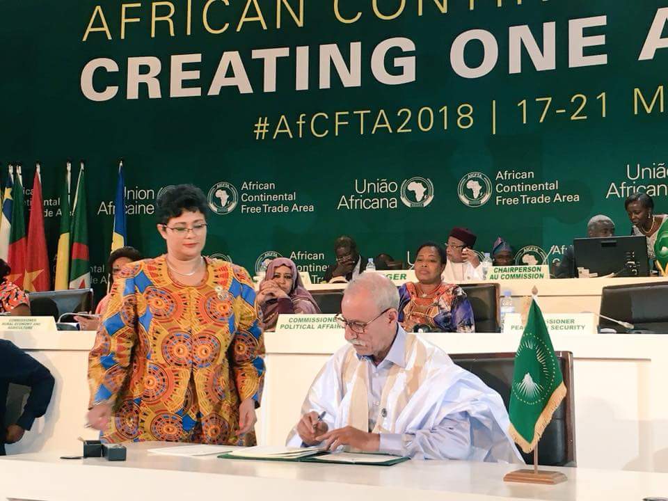 Rasd_TVOficial's tweet photo. Presidente  Brahim Gali firma la adhesión de la República #SAHARAUI 🇪🇭 al protocolo de la @_AfricanUnion para la zona de libre comercio y la libre circulación en el continente ✌✌ https://t.co/rJnl6r4p1h