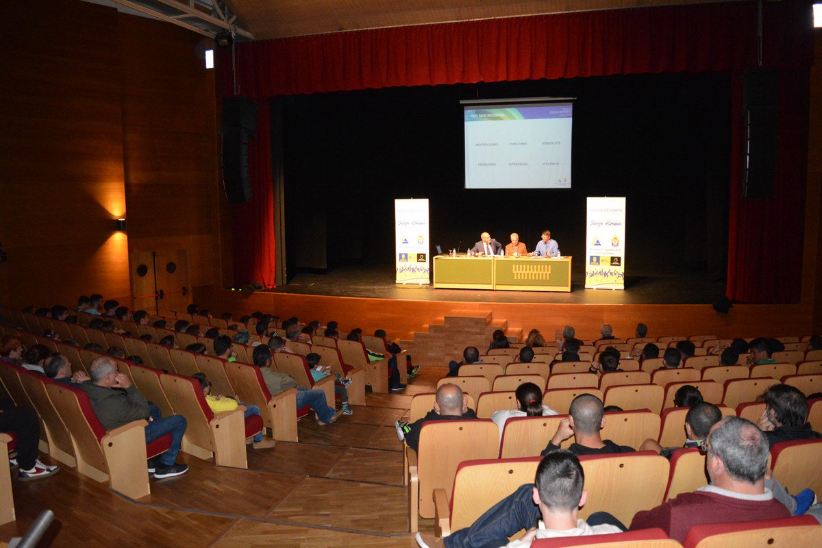 GranCanariaDep's tweet photo. Teror recibe con los brazos abiertos el Proyecto #EducaDeporte "#JuegoLimpio" del Instituto Insular de Deportes de Gran Canaria👌
Tras la ponencia, se hizo entrega de los diplomas de participación a los club asistentes. https://t.co/cer6HZTWxD