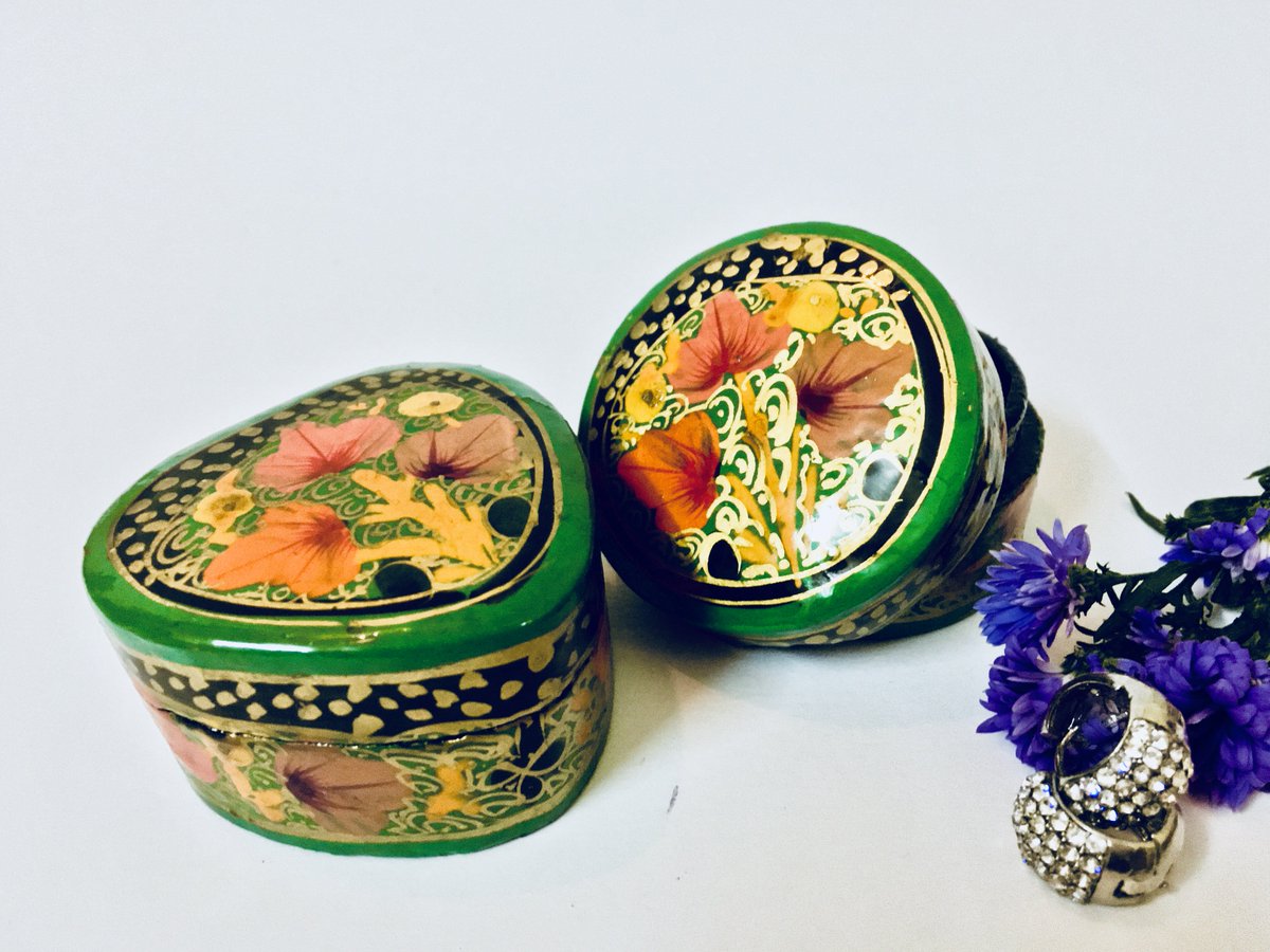 indianarte's tweet photo. These handmade and hand-painted Kashmiri boxes are traditionally used for safe-keeping small and delicate ornaments. Which all ways will you use these, as a decorative item may be...
Visit the link for more of such products: https://t.co/waawKI7fEo

#Handicraft #India #Indianart https://t.co/jEmaUjWep1
