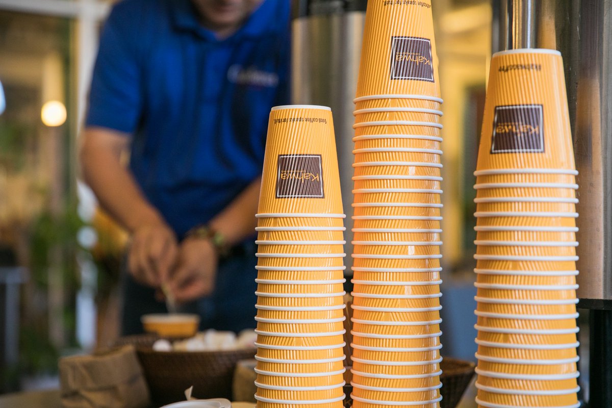 StPeteFL's tweet photo. It's that time of the week... head on over the @STPGreenhouse for #1MCStP. There will be ☕️. CC: @KahwaCoffee #SunShinesHere #BurgBiz https://t.co/gvDq7Imr0u