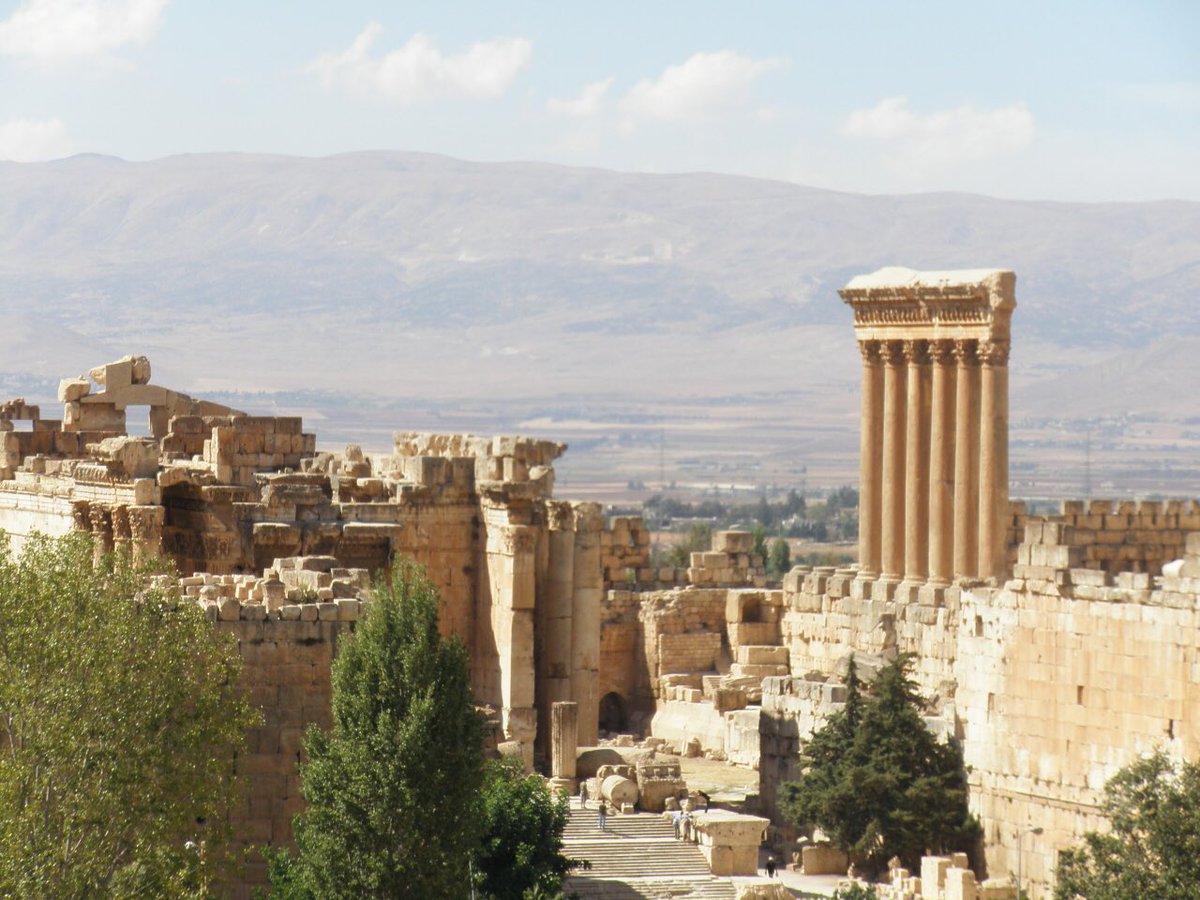 アーチボルド Twitter પર レバノン ベカー高原にある古代遺跡バールベック 古代ローマの手によって1世紀ごろに最初の神殿が建てられた この 遺跡には あり得ないほどの大きさを持つ切石が土台に使われており 巨石オーパーツのある遺跡として知られている