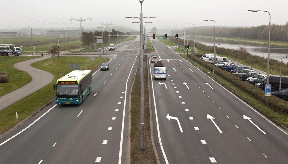 Afsluiting N305 Waterlandseweg in Almere van 6-16 april. Tussen
A6 en kruising Kemphaanweg. Omleidingen voor Overgooi en bedrijven/bezoekers Kemphaan. bit.ly/2GQ1l7M