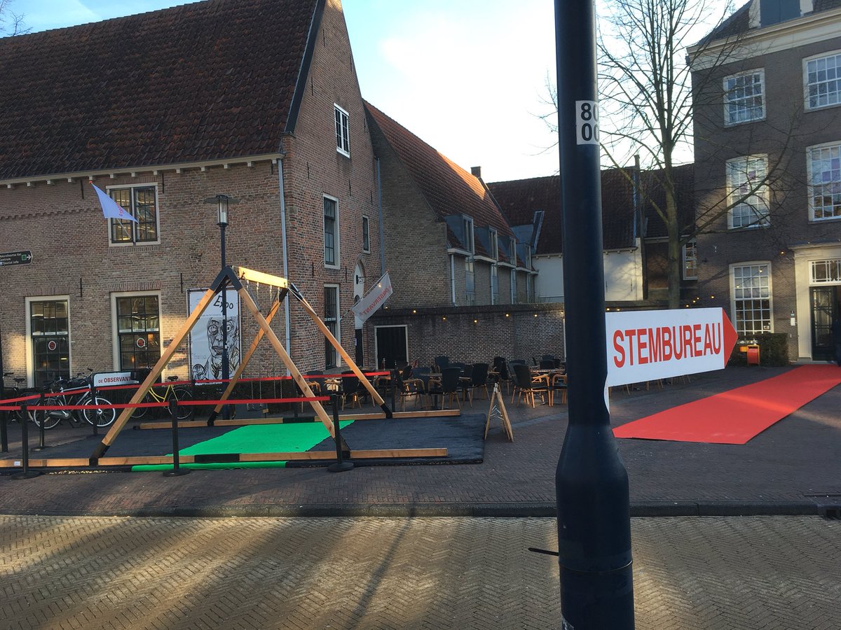 Ludusoutdoor's tweet photo. Stemmen in @Gem_Amersfoort is wel erg leuk! Schommelen muziekje, kampvuurtje en stemmen natuurlijk! #verkiezingspartijtje #zweef https://t.co/moJp3729uu