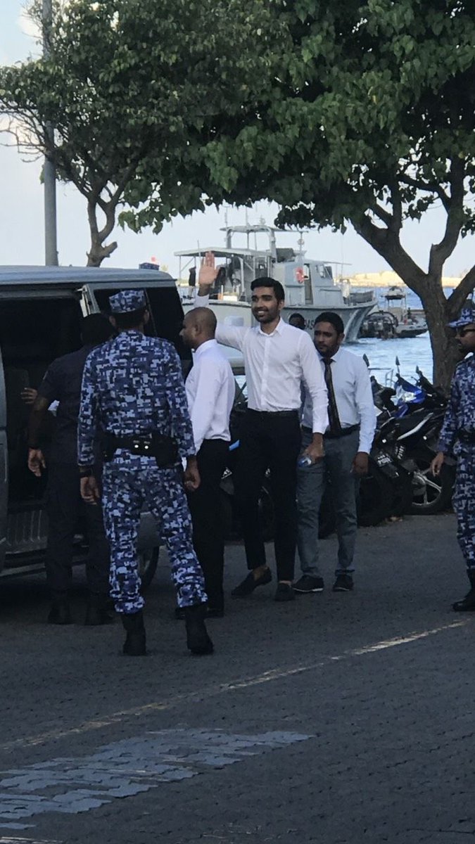 JPSecretariat's tweet photo. JP Leader Hon. @qasimibrahim ge dharikalun @IbrahimQasim adhi Dhigaru Dhaairaage MP. @afarismaumoon Criminal Court ah haaziru koffi!
#JusNow
#Freeallpoliticalprisoners
#MaldivesInCrisis https://t.co/xO4TPzSY8z