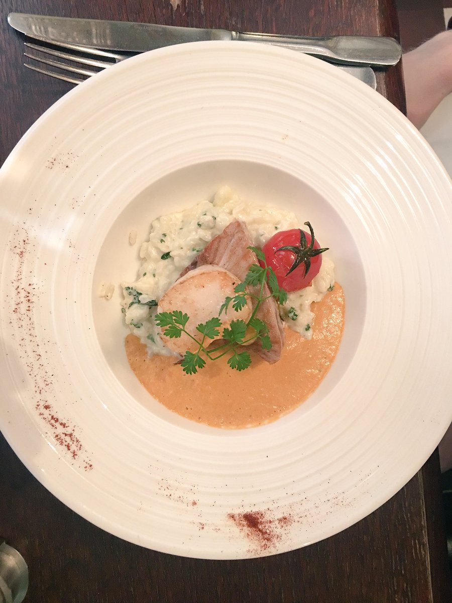 #pechedujour duo de St Jacques et thon, risotto crémeux aux herbes et coulis de tomates séchées 
C’est au #restaurant Le #Pharamond    à #Paris #leshalles 
#bonappetit !!