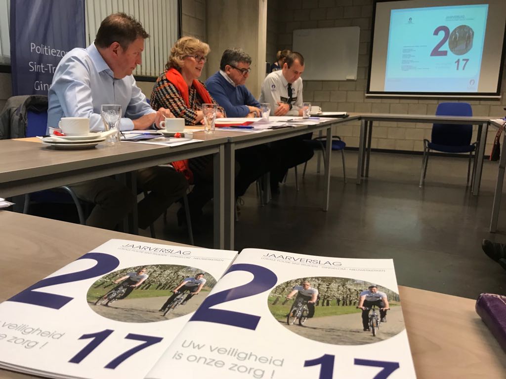 poltrudo's tweet photo. Dalende trend criminaliteitscijfers wordt voortgezet in 2017 en vernieuwd camera-operatorlokaal operationeel. Het volledige #jaarverslag https://t.co/d4qSUHETsj https://t.co/GAwH4KGGoM