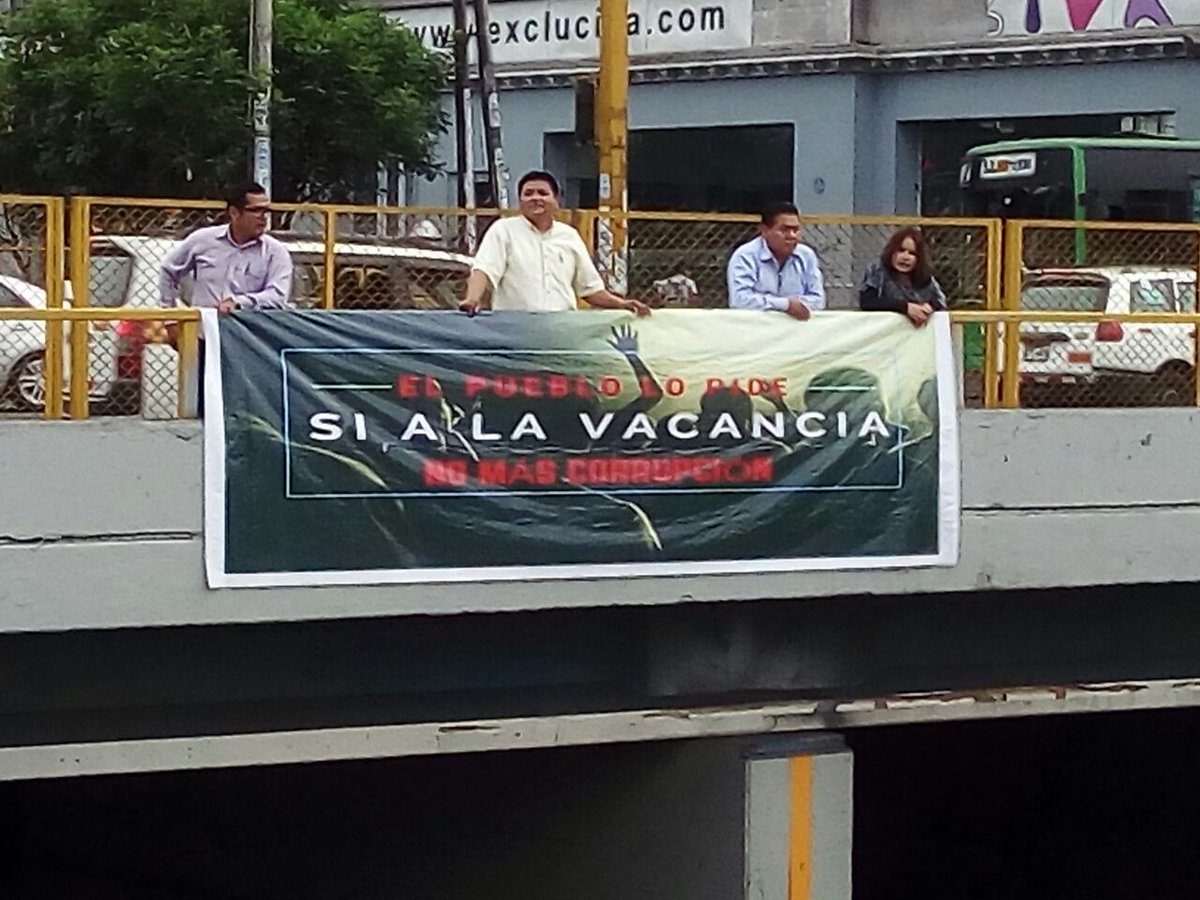 SIalaVACANCIA's tweet photo. NO MÁS CORRUPCIÓN , los representantes de los distritos de presentan  para expresar la indignación del pueblo peruano, NO MÁS MENTIRAS arriba la verdad , arriba la justicia. @RPPNoticias @ATVNoticiasAD @siemprelideres  @Latina_Noticias 
#LUCHEMOSPERUANOS https://t.co/T5gBbnBnHI
