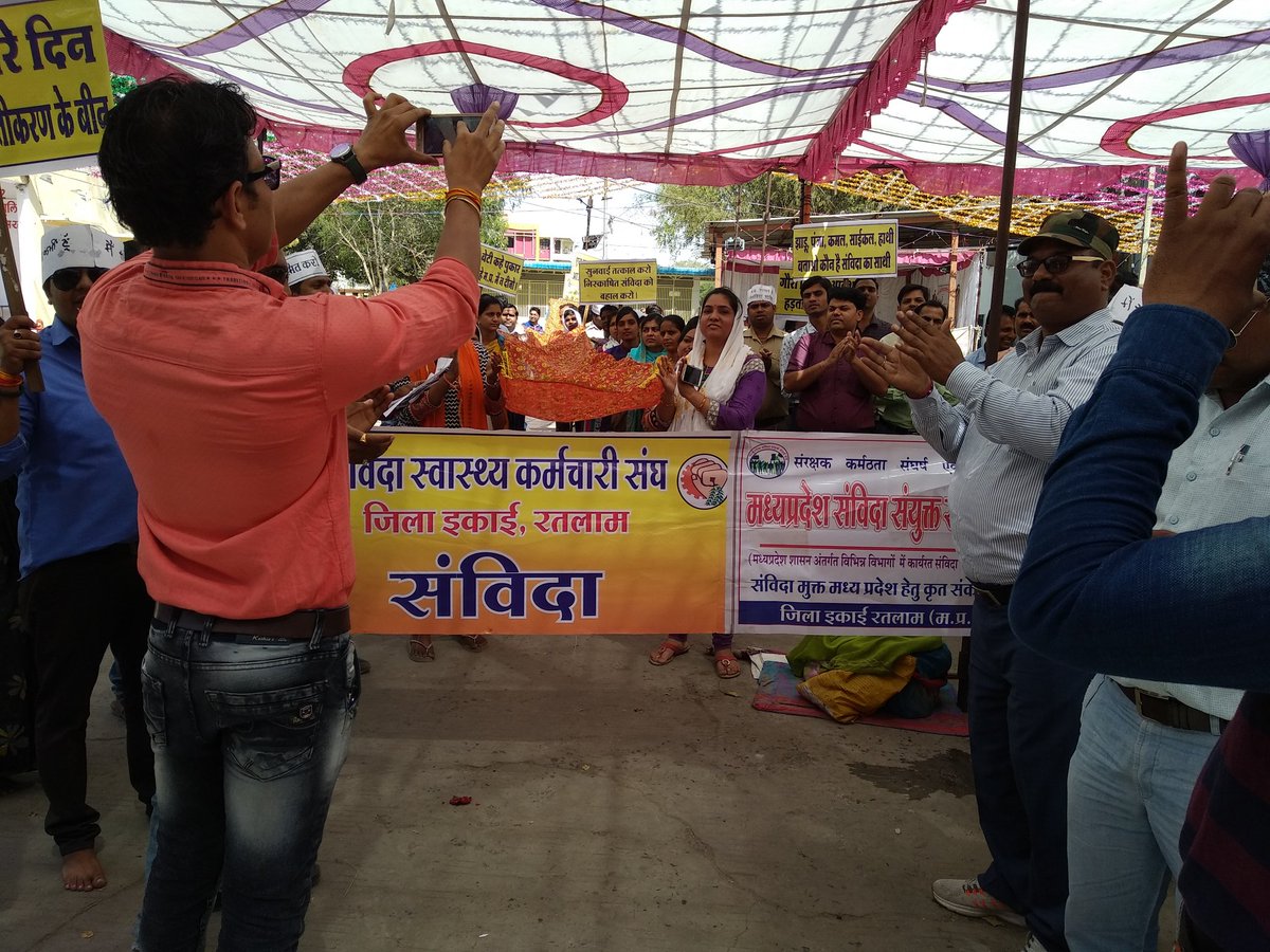iamshub52975218's tweet photo. मध्य प्रदेश के जिला रतलाम में सभी विभागों के संविदा कर्मचारियों द्वारा कालिका माता मंदिर में 21 मीटर की चुनरी यात्रा निकालकर नियमितीकरण के लिए प्रार्थना कीbगई  @ChouhanShivraj @AmitShahOffice @narendramodi  @ravishndtv @RajatSharmaLive @samvidamp #NayaMP #MPWantsEmployment https://t.co/7UxZpriEYu