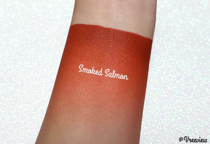 Vreeview's tweet image. ลิปแมทแบรนด์ SAME คือทำดีมาก ตอนทาเนื้อจะลื่นๆ แต่พอแห้งแล้วจะเป็นแมทเลย ติดทนแทบทั้งวัน ถึงกินข้าวกินน้ำแล้วมีหลุดบ้าง แต่ก็ยังมีสีติดอยู่ ปากไม่ซีด สีนี้ออกส้มตุ่นๆอมน้ำตาล ทาด้านในแล้วเกลี่ยขอบให้มันฟุ้งๆคือสวยมากกก #HowtoPerfect #ไว้รีวิวห้ามขายของโว้ยย