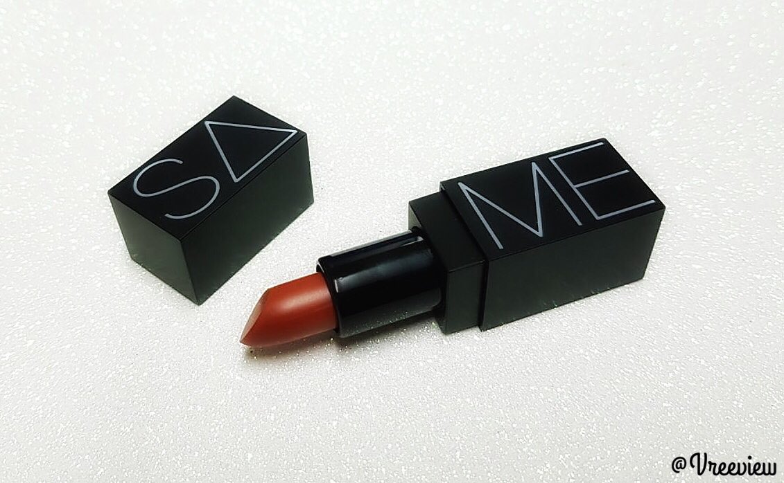 Vreeview's tweet image. ลิปแมทแบรนด์ SAME คือทำดีมาก ตอนทาเนื้อจะลื่นๆ แต่พอแห้งแล้วจะเป็นแมทเลย ติดทนแทบทั้งวัน ถึงกินข้าวกินน้ำแล้วมีหลุดบ้าง แต่ก็ยังมีสีติดอยู่ ปากไม่ซีด สีนี้ออกส้มตุ่นๆอมน้ำตาล ทาด้านในแล้วเกลี่ยขอบให้มันฟุ้งๆคือสวยมากกก #HowtoPerfect #ไว้รีวิวห้ามขายของโว้ยย