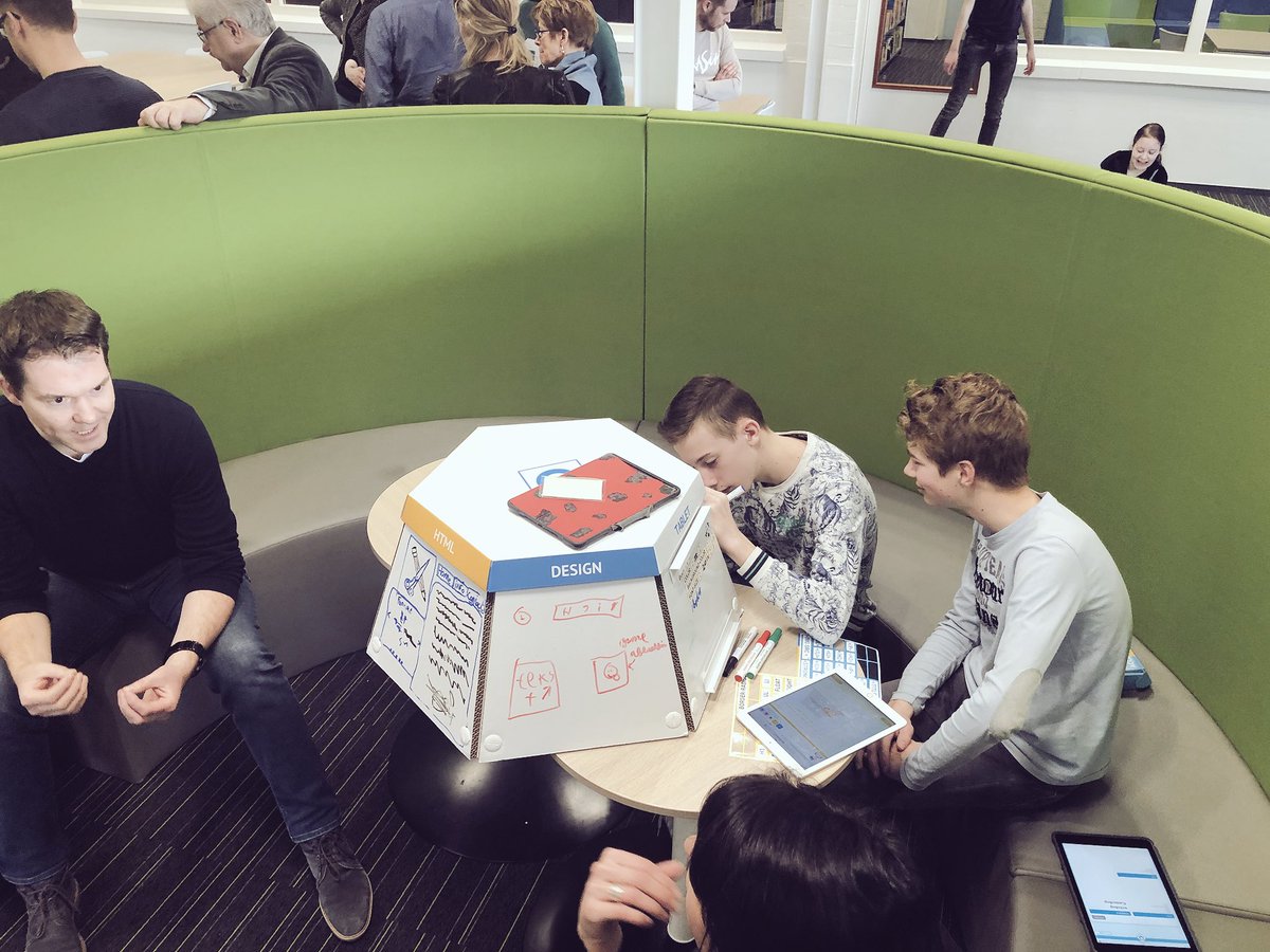 MarkvandeMortel's tweet image. Docenten uit het PO krijgen tijdens de PO-VO middag onder andere uitleg over 3D printen, Micro:bit, @SpheroEdu ballen, @codeqube en coderen in ons #DigitalLab @UrsulaHorn 👍🏻