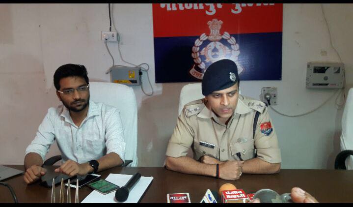 mirzapurpolice's tweet photo. @IpsAshish SP MZR ने स्मार्ट ई पुलिस @smartepolice अप्लीकेशन का नया टूल *पुलिस शिकायत सुधार* लान्च किया,जिसकी सहायता से जनपद के प्रत्येक पुलिसकर्मी अपनी समस्या/शिकायत आनलाइन दर्ज करा कर निस्तारण करा सकते हें। @Uppolice @upcoprahul @adgzonevaranasi @digmirzapur @IPS_Association https://t.co/L53Wrz8EAU