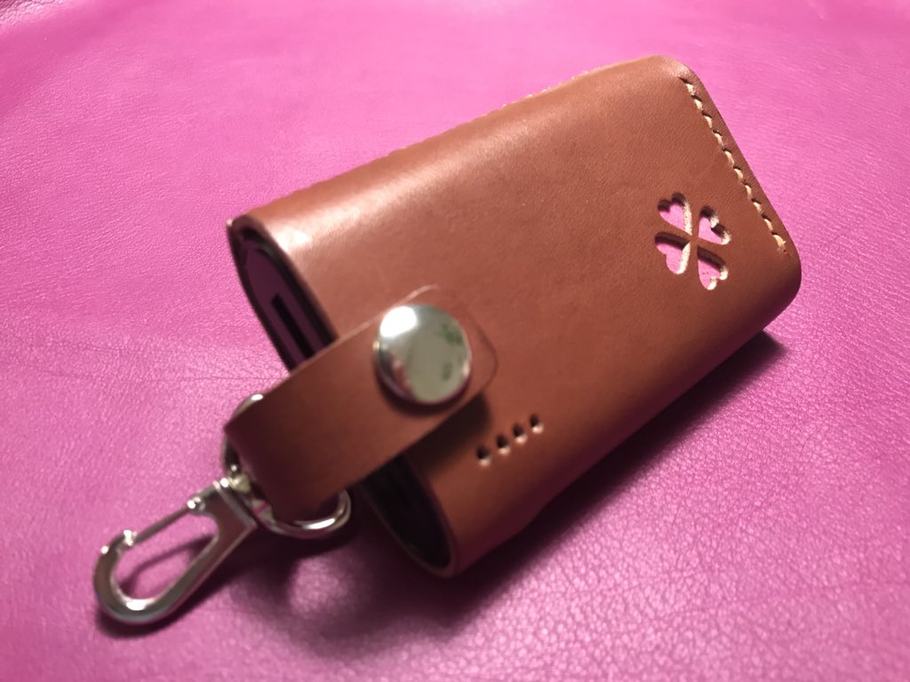 giuli1750's tweet photo. おまいら現場でいつも人と絡まないでツイッタばっかやってっから、ANKERのPowerCore10000専用ホルダー作ったったわ😆🍀
#オイルヌメレザー
#ダブルクロスステッチ
#powercore10000
#そういうのいいからキーホルダーはよ https://t.co/ES6QYCimvi