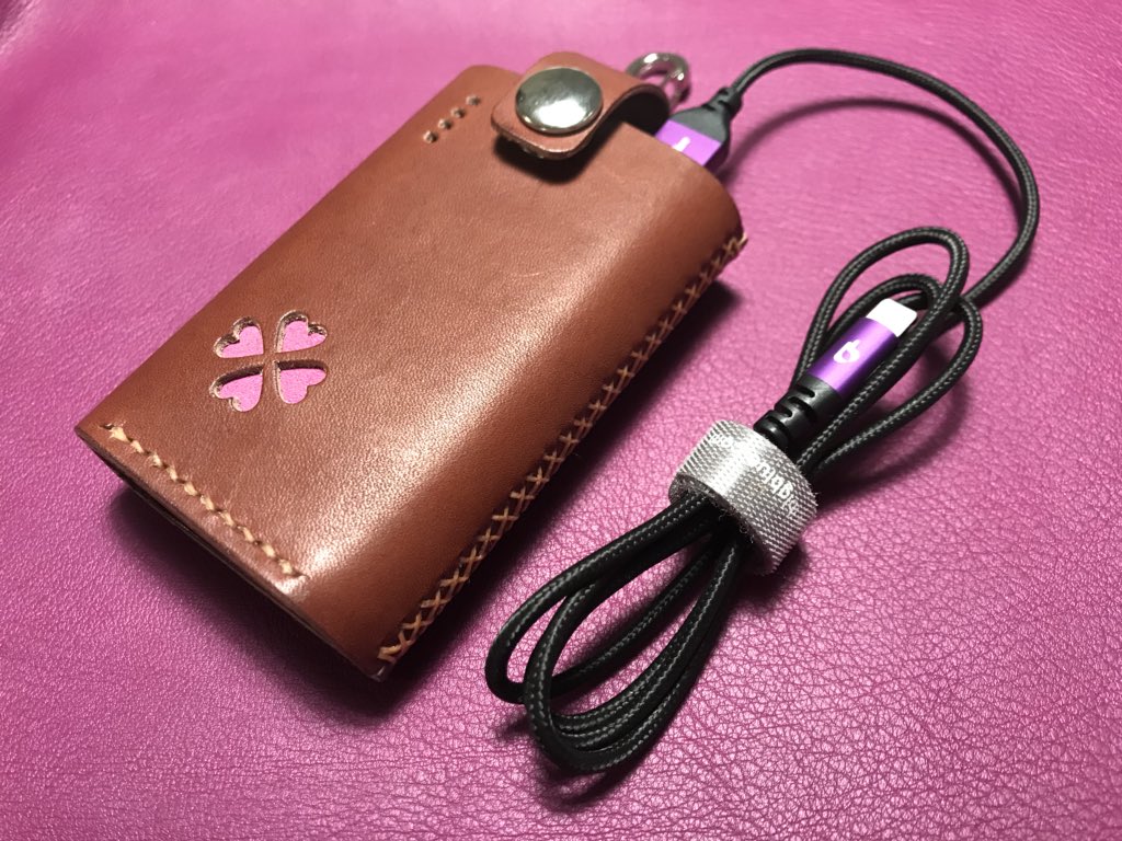 giuli1750's tweet photo. おまいら現場でいつも人と絡まないでツイッタばっかやってっから、ANKERのPowerCore10000専用ホルダー作ったったわ😆🍀
#オイルヌメレザー
#ダブルクロスステッチ
#powercore10000
#そういうのいいからキーホルダーはよ https://t.co/ES6QYCimvi