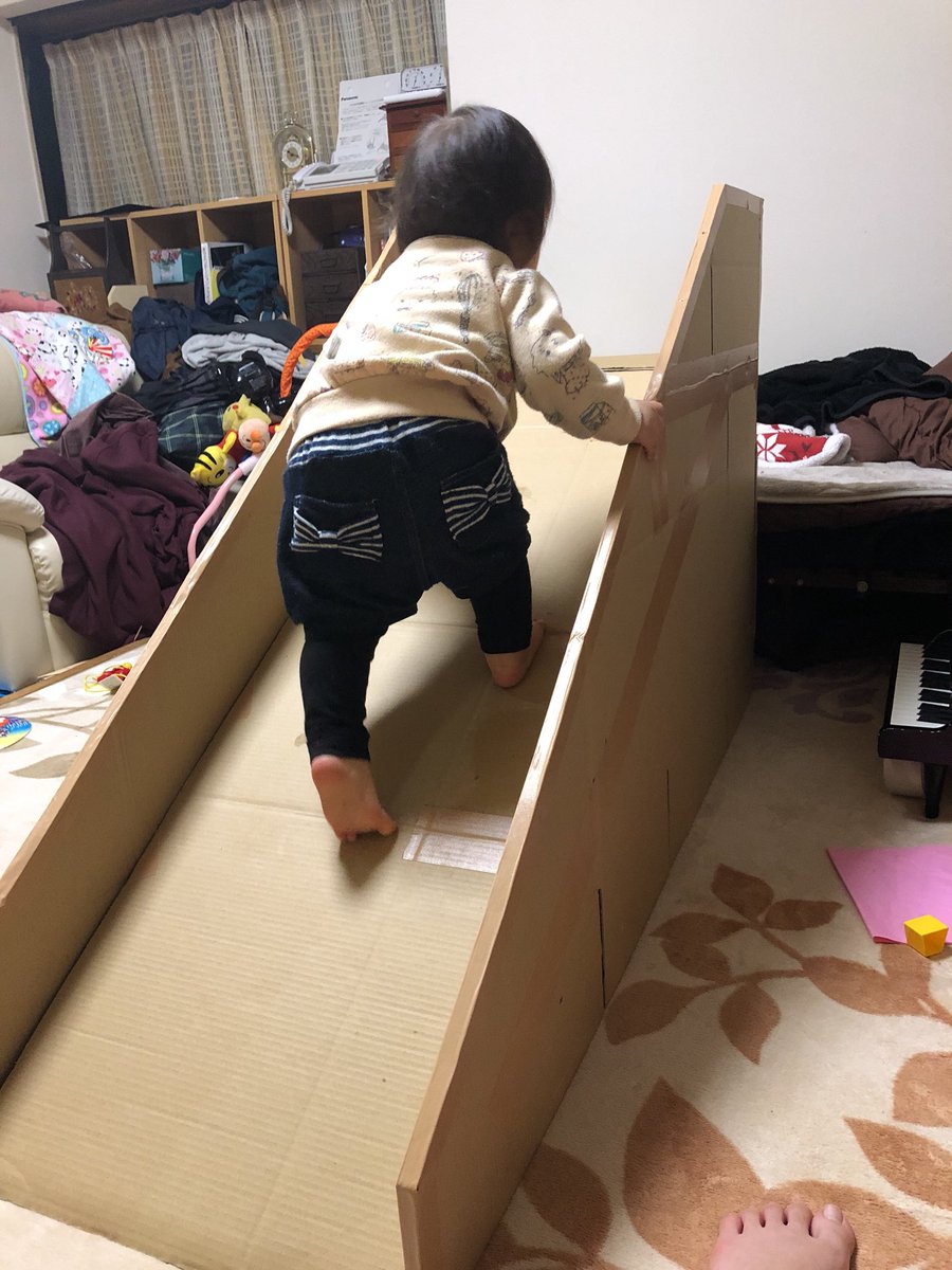 Serina Osaka Auf Twitter ダンボールで滑り台の本体完成 図面なしで作ったにしては なかなか 後 階段作ってdiyシート貼れば完成 ダンボール 滑り台 手作り遊具