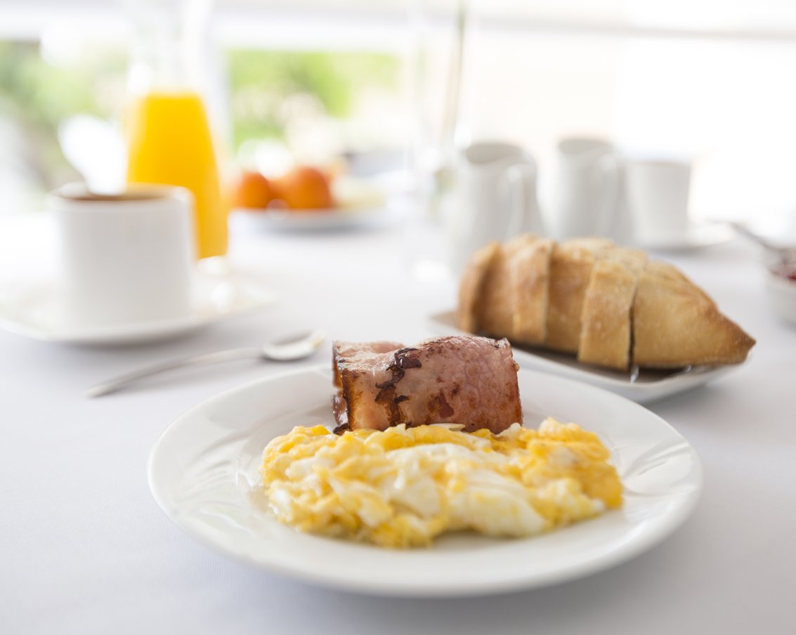 Necesitas más energía por las mañanas? Ven a desayunar con nosotros 🥐☕️ Todos los días a partir de las 6:00h