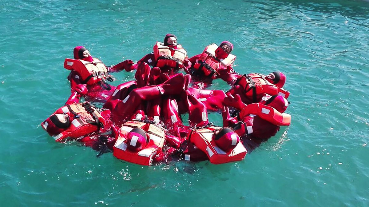 Sail_and_Fun's tweet photo. Disfrutando del día que hace en #Málaga 🌞 y del fantástico grupo de #Alumnos de nuestro curso de Formación Básica en Seguridad Marítima. Hoy tocaba prácticas en nuestra base. ¡Que viva el buen ambiente! #STCW #FormaciónMarítima #Trabajar #Buques #Cruceros #Formación #Andalucía https://t.co/hKcxrFuA0U