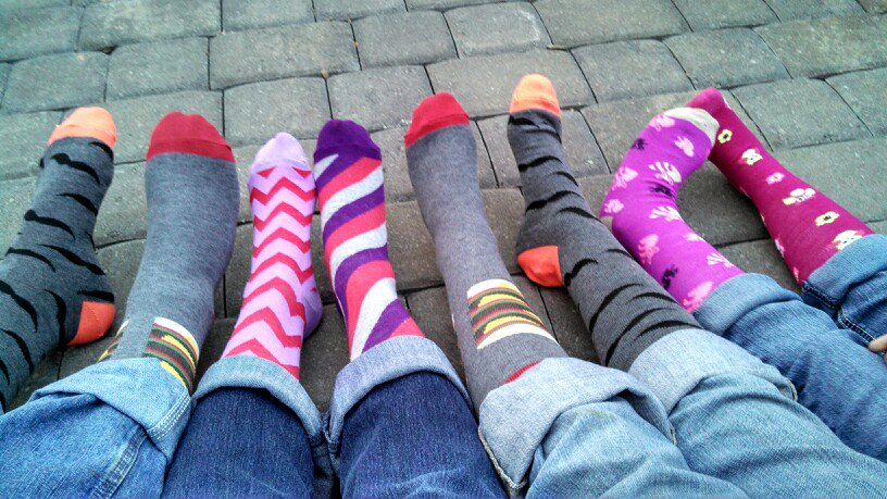 WomenTalk_Chile's tweet photo. Hoy es el día para usar calcetines de colores diferentes. Un mensaje para concientizar la diversidad en el #Diamundialdelsindromededown  🧦🧦 https://t.co/S0qg8IQa9s