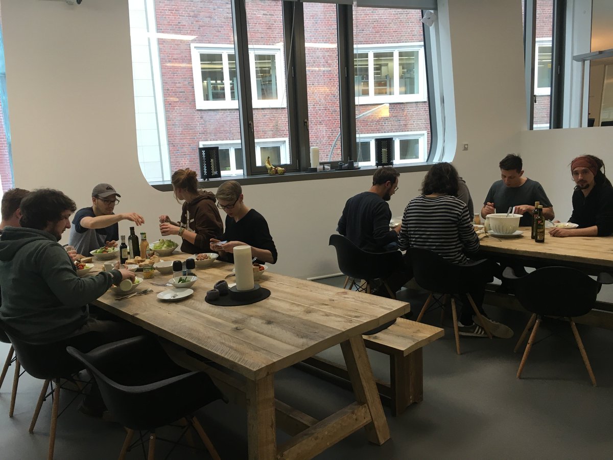pier2port's tweet photo. Unser Mittwoch ist ab heute ein bisschen grüner! Und vor allem gesünder. Ab jetzt haben wir unsere eigene Salatbar. #boykottlieblingsplatz #salatmittwoch https://t.co/wFQbL3ikKK