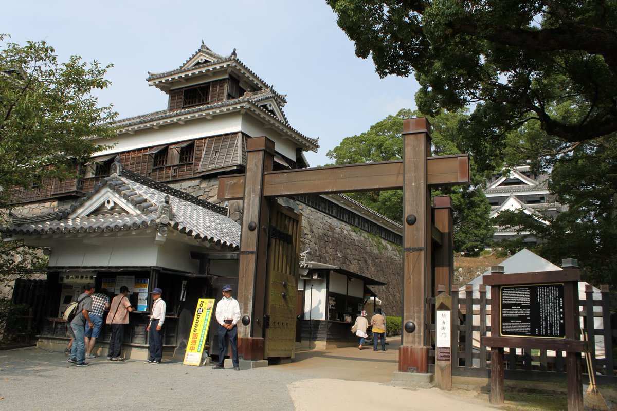 城翁 Sur Twitter 城門 冠木門 櫓門ではない平屋建ての門は江戸時代にはまとめて冠木門 と呼ばれたが 今日では 基本構造のみで 屋根を載せない門を冠木門と呼んでいる 屋根のない冠木門は明治以降に公共建築の門として流行った と城の造り方図典にあります