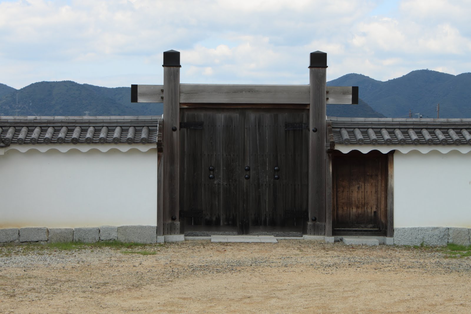 城翁 城門 冠木門 櫓門ではない平屋建ての門は江戸時代にはまとめて冠木門 と呼ばれたが 今日では 基本構造のみで 屋根を載せない門を冠木門と呼んでいる 屋根のない冠木門は明治以降に公共建築の門として流行った と城の造り方図典にあります