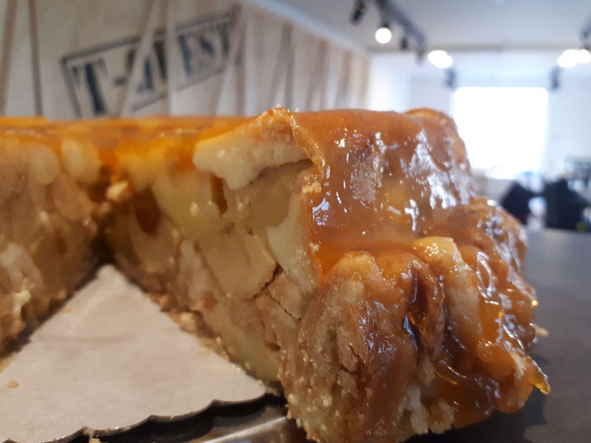 TQuestCZ's tweet photo. Dnes prostě musíte přijít na koláč. 
Za velmi přívětivou cenu 69,- jsme dnes přidali linecký koláč s jablky a ořechy. Z Petit France nám dodali dort o dvojnásobném objemu, nevejde se nám ani celý na jeden podnos! Je luxusní 😍

Dnes prostě MUSÍTE přijít na koláč. 
#tquestcz https://t.co/DEUmBDmQgX