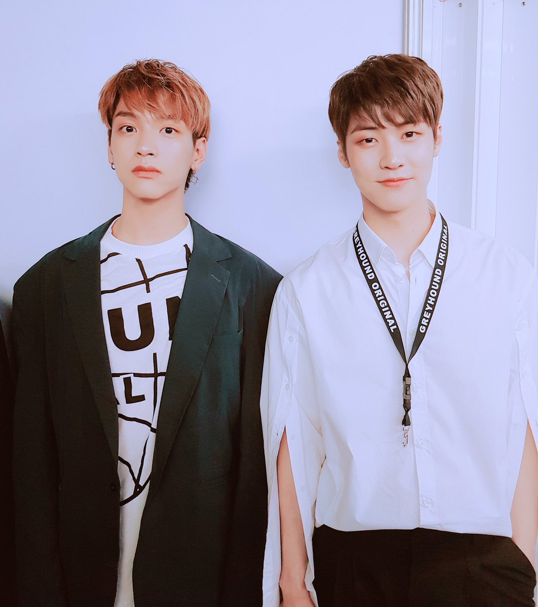 NFlyingofficial's tweet photo. [📸] 태국에서 멋진 워킹으로 런웨이를 마친 승협과 재현‼️ 응원해주신 우리 엔퍄 고마워요💕

#엔플라잉 #NFlying #이승협 #김재현 https://t.co/APvHd62zXP