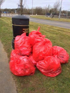 cyngormon's tweet photo. Diolch i archarwyr Bl 4 Ysgol y Graig am gasglu 12 bag o sbwriel o amgylch yr ysgol heddiw. Helpu i gadw #ynysmon yn #glânacynwyrdd ! https://t.co/oY783Eg7JW