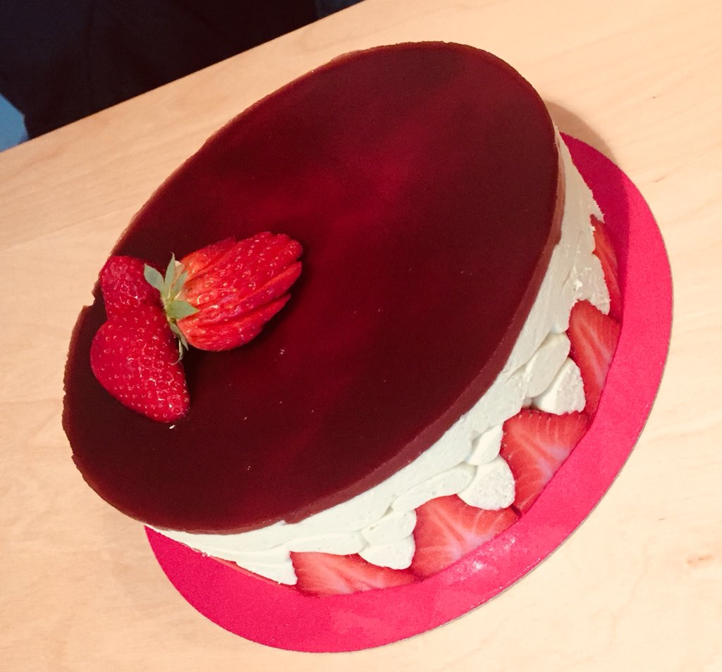 d_eloise's tweet photo. Bonjour à tous ! Et voilà mon premier fraisier ! Avec crème pistache 😍 #fraisier #Patisserie #ilfautunepremierefois #fiere #tropbon https://t.co/0AI19qNG6k