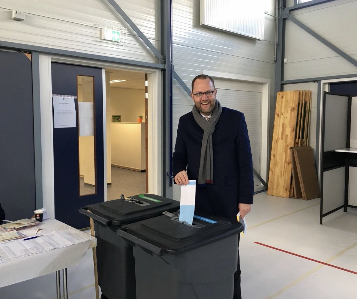 GemeenteGouda's tweet image. Zojuist heeft burgemeester Schoenmaker zijn stem uitgebracht in Westergouwe, tijdens het rondje langs alle stembureaus! Heb jij al gestemd vandaag? Dit kan nog tot 21.00 uur vanavond! #gemeenteraadsverkiezing #referendum