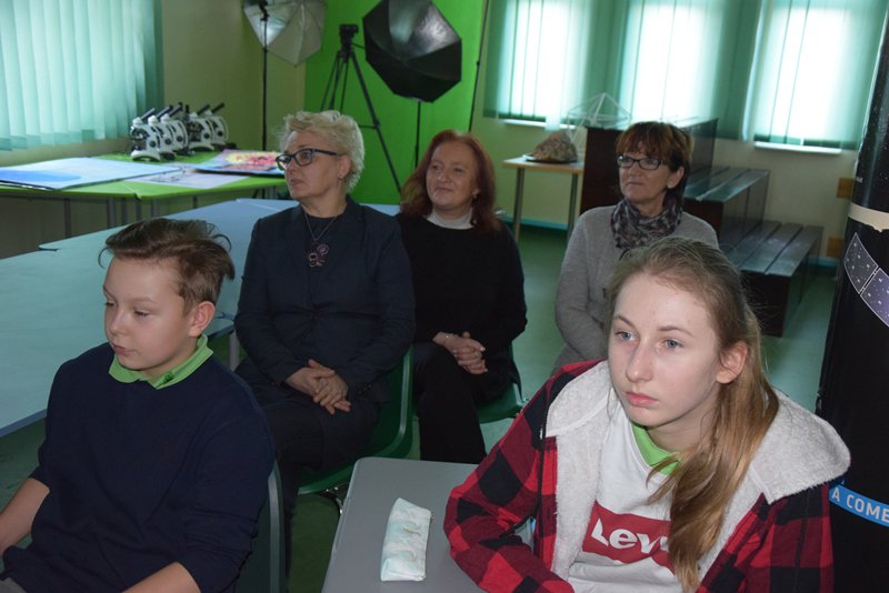 KO_Szczecin's tweet photo. #21marca Zachodniopomorski #Kurator, razem z uczniami #SP74 w Szczecinie, mierzyła #obwódZiemi za pomocą kijka. Dokonać tego można było tylko w #równonoc. Lekcja pomiaru odbyła się w #CentrumNaukŚcisłych przy SP74 ➡️➡️➡️https://t.co/pL8iu81kcb
#pomiarEratostenesa https://t.co/Bf4AqGZqll